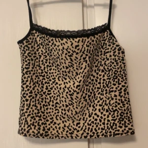 Leopard topp - Söt leopard topp Vet ej storlek eller märke men den passar xxs-s ❤️ den är lite kortare och as snygg! Priset är diskuterbart 