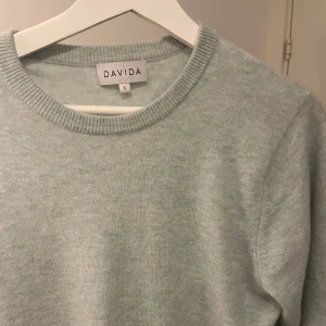 Kashmir tröja - Skick 9/10 knappt använd Storlek S Nypris 2599kr Mitt pris 1299kr Färgen är turkos