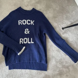 Stickad Zadig tröja  - Säljer min super fina Zadig Voltaire tröja, skriv för frågor eller fler bilder💖