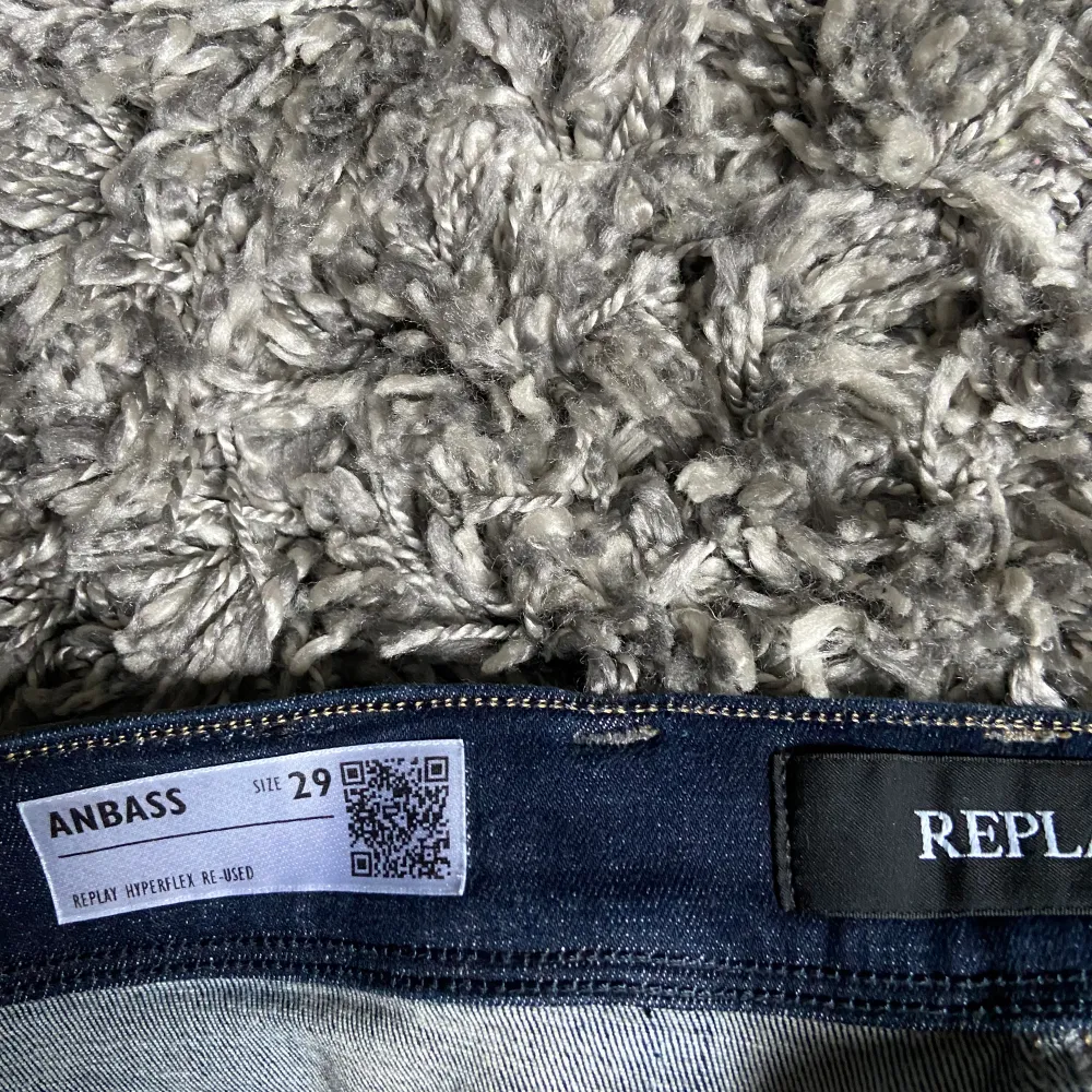 Tja säljer dessa riktigt feta replay jeansen! Nypris ligger på runt 1700. Säljer dessa eftersom att dom inte passar🤝. Använda 3 gånger och har kvar alla tags!Kan gå ned i pris vid snabb affär!!!. Jeans & Byxor.