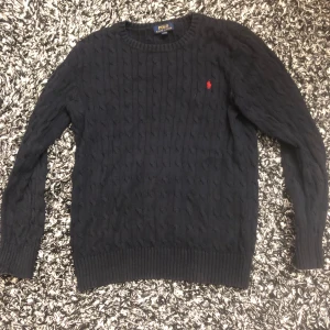 Polo Ralph lauren stickad tröja - navy blue polo ralph lauren stickad tröja som är använda ett par gånger men är lite för stort på mig. Storleken är för längden 168-178cm ungefär.  