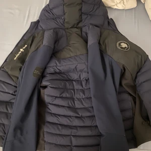 Sail racing jacka hybrid - En sail racing jacka hybrid som använts den här vintern men rekommenderas som den perfekt vår jackan. Köpt för 3,500 och kvaliten är okej, Storlek M Men passar S. Kvaliten är fortfarande bra och är inte trasig någonstans☀️