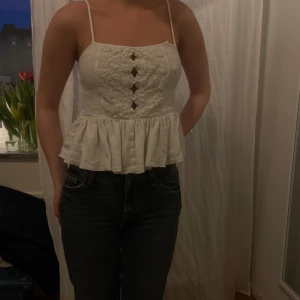 Vit sommartopp  - Säljer min otroliga vita topp som tyvärr gick lite söner vid bandet vid första användning… man kan nog laga det, man ser tydligt på sista bilden. 💕💕