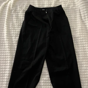 Kostymbyxor  - Säljer dessa kostymbyxor från bikbok i strl 34 för. Dom är super bra skick och inte jätte mycket använda för jag har växt ur dom. Dom är midrise och raka i modellen.😄 pris går att diskutera☺️