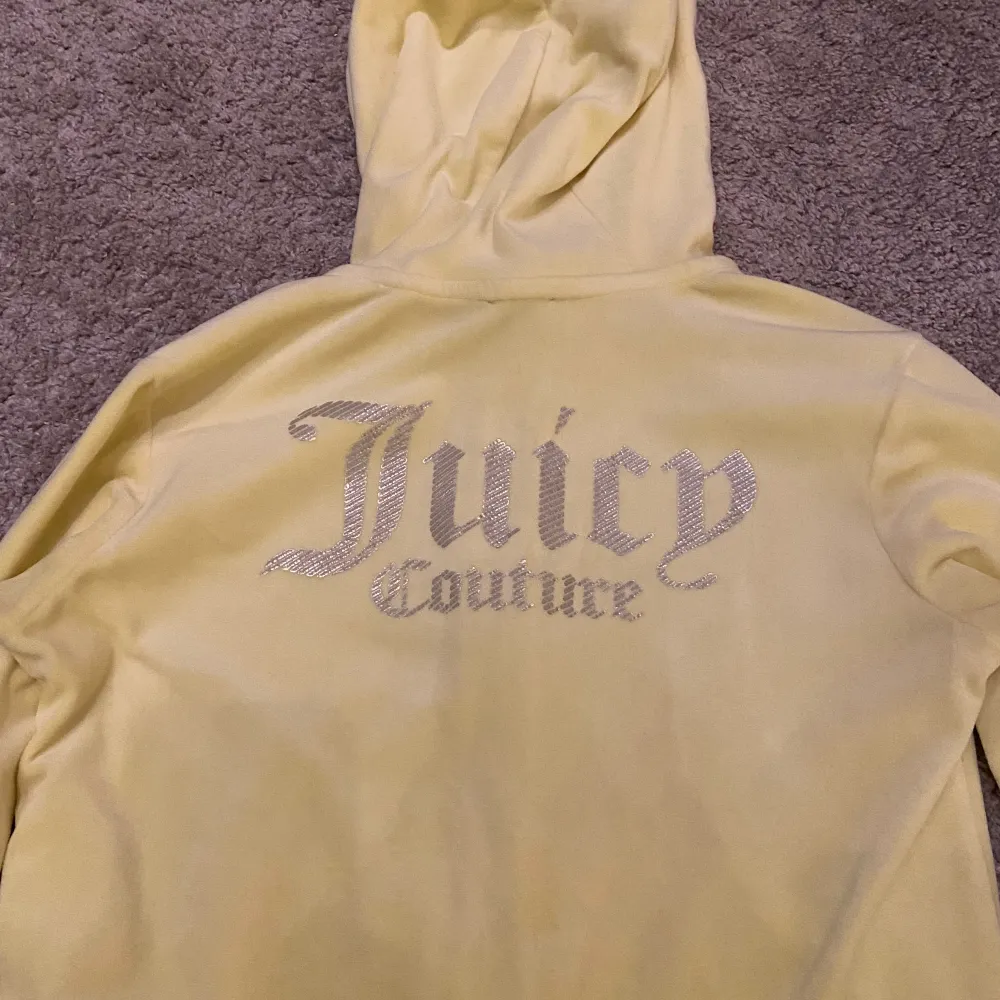 Nu säljer jag den här jättefina färgglada juicy hoodien som tyvärr har blivit för liten. Endast använd ett få tal gånger.. Hoodies.