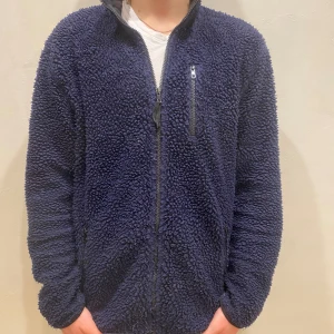 Fleece Jacka H&M - Fleece Jacka H&M Modell: 184cm & väger 84kg  Skick: allmänt använd, lite smutsig framsidan Färg: blå Material: polyester 