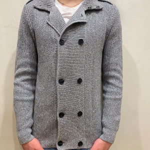 Kofta H&M - Kofta H&M   Modell: 184cm & väger 84kg  Skick: allmänt använd Färg: grå Material: bomull 