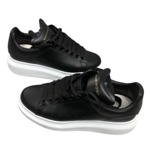 Alexander McQueen sneakers - Svart läder, storlek 37,5! Knappt använda så i nyskick💕skickar fler bilder vid intresse! Nypris ca 5000kr