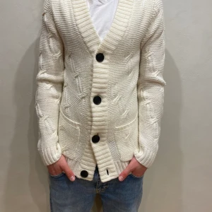 Kofta H&M - Kofta H&M  Modell: 184cm & väger 84kg Skick: knappt använd  Färg: Begie  Material: ull, akryl 