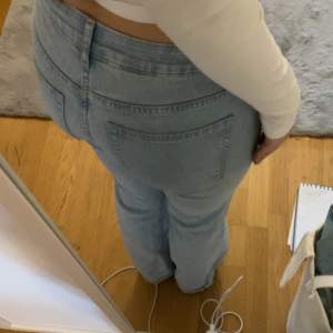 Super fina jeans i storlek 32 (passar mig som har 36 i vanliga fall) de är perfekt långa för mig som är mellan 165 och 167