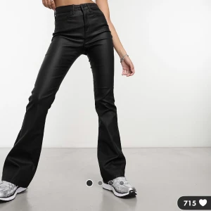 Skinnbyxor bootcut - Jättesnygga skinnbyxor i bootcut, inte för glansiga utan lagom diskreta så skit snygga. Använd endast några timmar