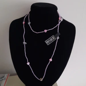 Supergulligt halsband med små hjärtan  - Helt nytt. Hör gärna av dig vid frågor eller funderingar 