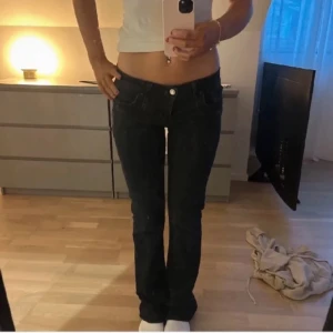 Mörkblåa Ltb jeans - Lågmidjade Ltb jeans i fint skick💙färg: nattblå 