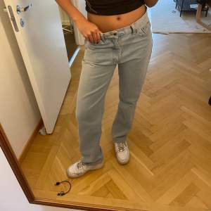 Jeans, low waist, straight  Strl 36 Jag är 170 
