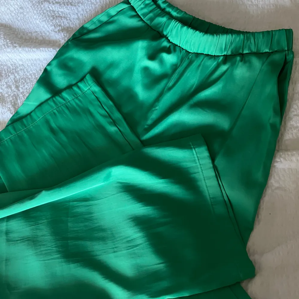 Gröna fräna byxor från vero Moda Superskönt tyg! Använd en gång Frakt ingår ej. Jeans & Byxor.
