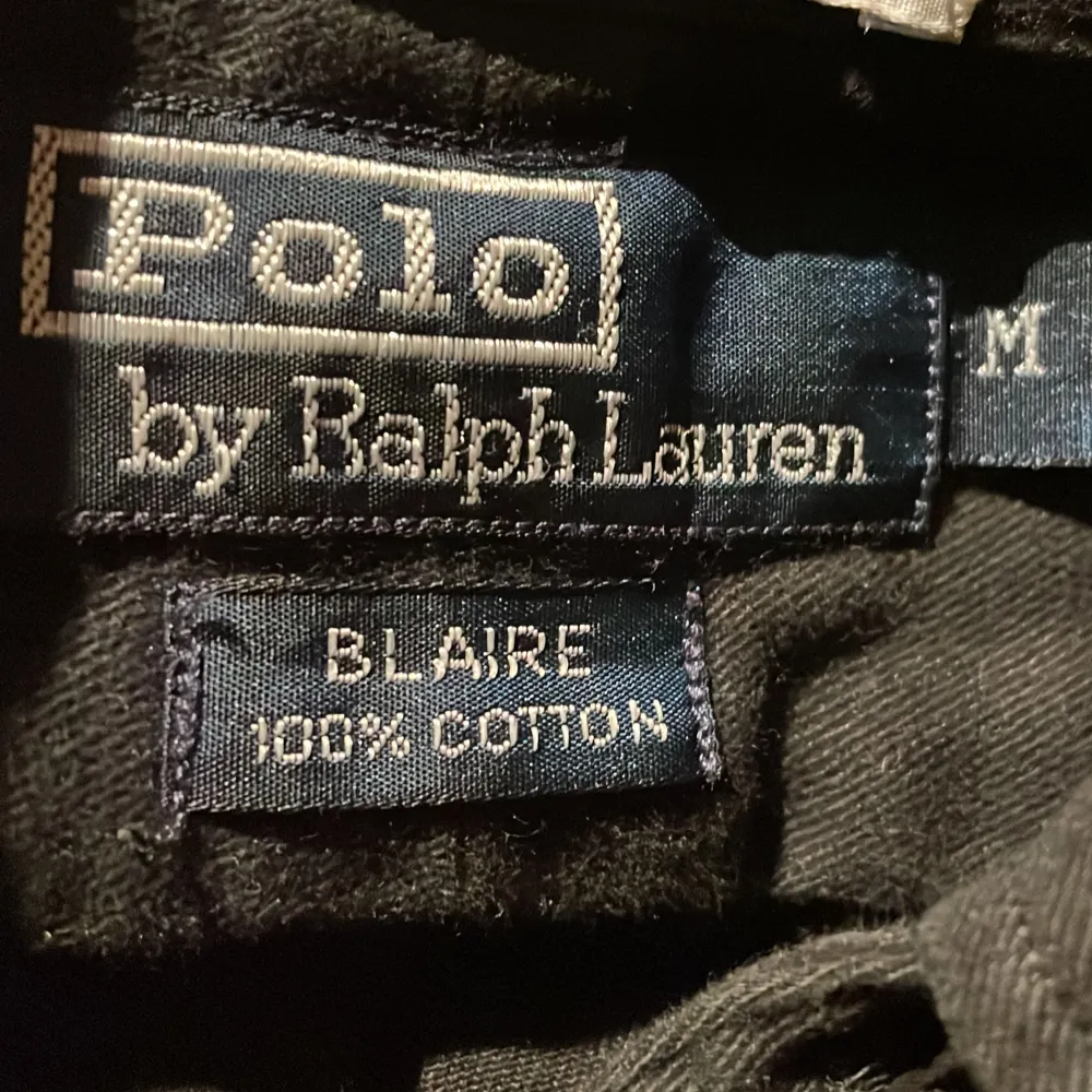 Fräsch skjorta från Ralph Lauren! Skjortan är i toppskick 💫Står Medium men sitter mer som large. Hör av dig vid intresse! 💫. Skjortor.