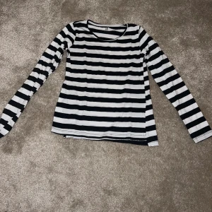 Randig tröja  - Fin och sparsamt använd tröja. Inga defekter. Priset går att diskutera. Har inte kommit till användning p.g.a att den är för liten.💘