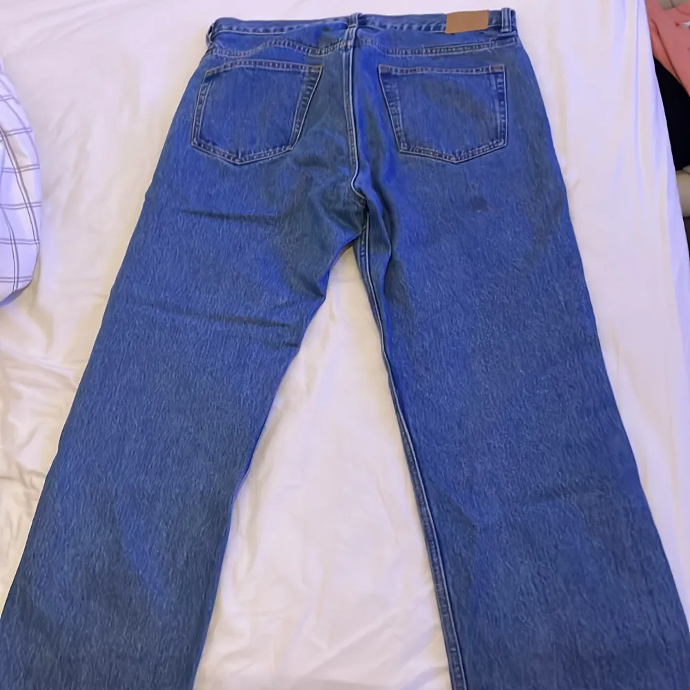 Säljer mina weekday jeans, den har en flottfläck på 3 bilden, modellen space relaxed straight jeans. Midja 32, längd 30. Jeans & Byxor.