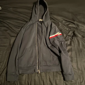 Moncler hoodie  - Tjena, säljer denna moncler hoodie  Skick 9/10 Retail, ca. 6000  Hör av er vid intresse 