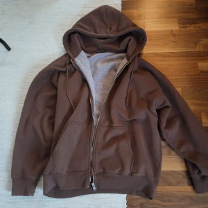 Brandy melville hoodie - Hoodie från brandy melville, endast använd ett fåtal ggr och därmed i nyskick❤️ nypris ca 500, säljer även samma i grönt