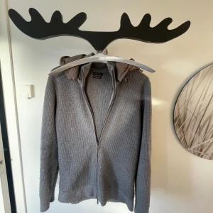 Massimo Dutti Zip - Säljer denna sällsynta Massimo Dutti zip i storlek M Slutsåld överallt och i bra skick utan defekter Hör av er vid funderingar eller fler bilder! Prioriterar snabba affärer