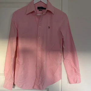 Ralph Lauren Skjorta  - Ralph Lauren Skjorta custom fit i storlek M  Mycket bra skick 