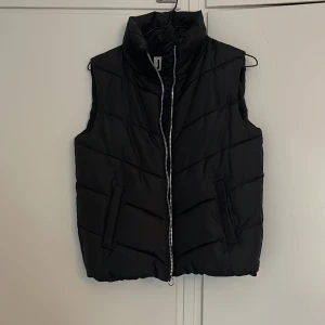 Svart väst  - Svart väst från Nelly