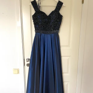 Lång fest/balklänning - Supersnygg festklänning med fin passform som bara är använd en gång! Storleken kan både vara XS och S.