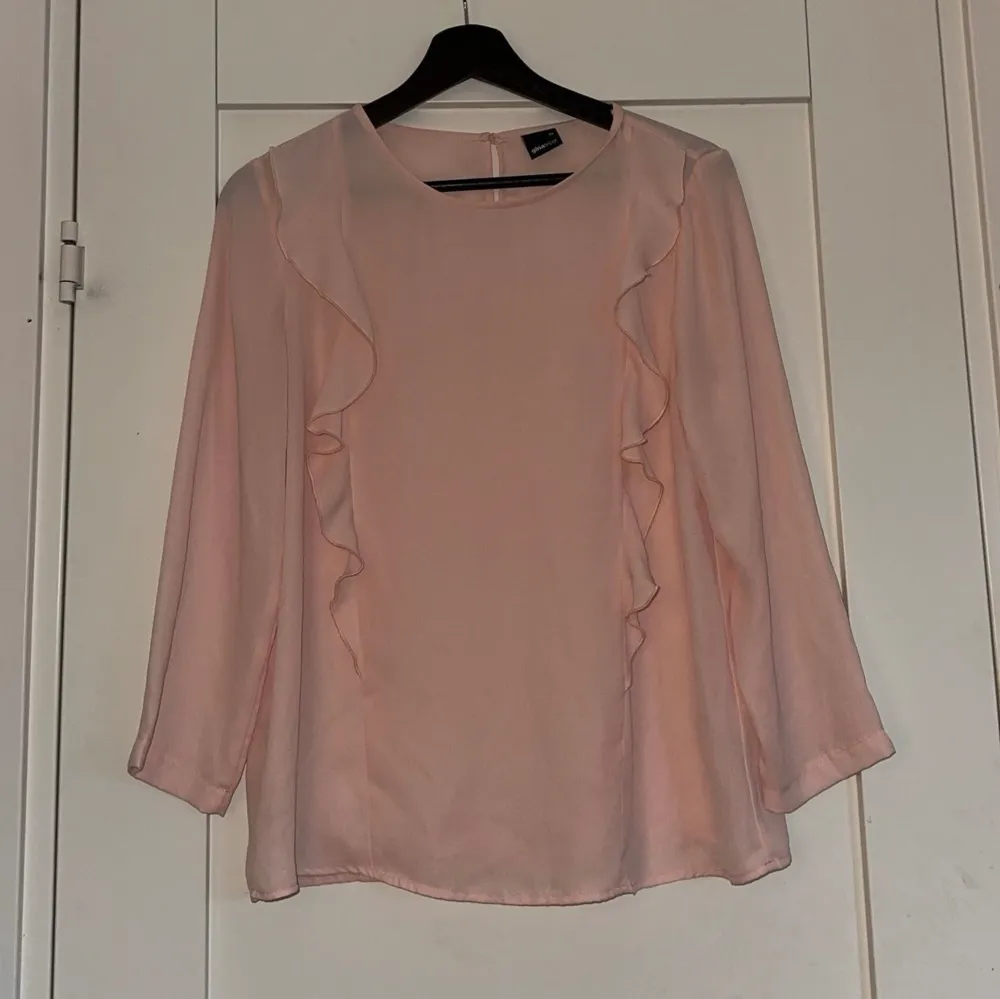 Jätte söt rosa blus från Gina tricot, storlek: 34. Blusar.