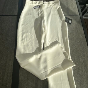 Nya vita kostymbyxor Nelly - Aldrig använda, prisfall finns 