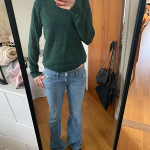 Stickad tröja  - Jättefin grön stickad tröja från vila. Säljer då den inte kommer till användning, använd ett väldigt fåtal gånger. Nypris 350. 