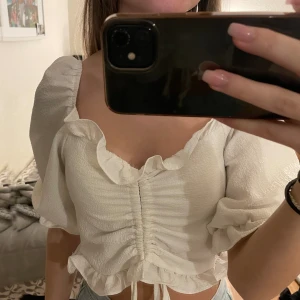 Söt topp - Söt topp i strl 34 Pris: 80kr Finns i brun också, vid köp av två kostar det 120kr