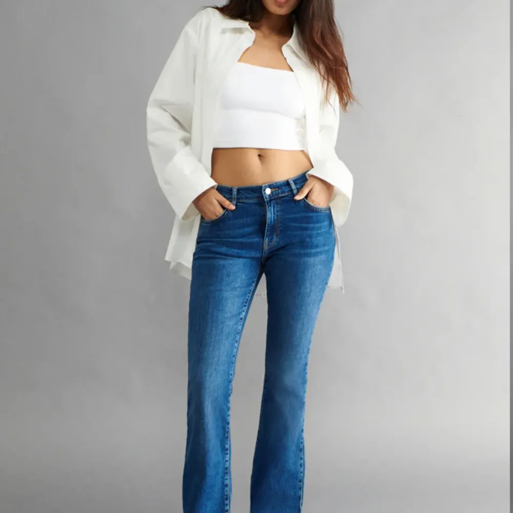 Low waist jeans från Gina💕Säljer dom då de it passar längre. Midjemått rakt över 33cm och innerbenslängd 79cm❣️Kontakta gärna vid frågor elr fler bilder❤️. Jeans & Byxor.