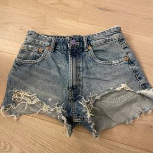 Säljer dessa jeans shorts från Zara pga att de inte används längre. Dom är i bra skick!💗