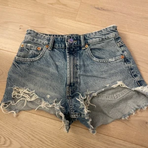 Shorts  - Säljer dessa jeans shorts från Zara pga att de inte används längre. Dom är i bra skick!💗