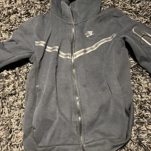 Nike tecch - Använd nike tecch hoodie som blivit förliten. Pris kan diskuteras 