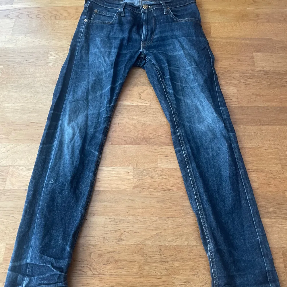 Hej säljer ett par lee jeans har skadad vid foten (bild3)  W30 L32. Jeans & Byxor.