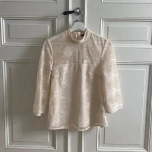 Blus  - Fin blus! Från Stylein och är en gammal modell så går ej att få tag i!  -först till kvarn  -om det inte står SÅLD så finns den kvar!!💞💞