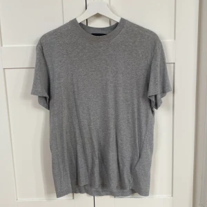 Prada t-shirt - Sparsamt använd t-shirt från Prada i storlek M