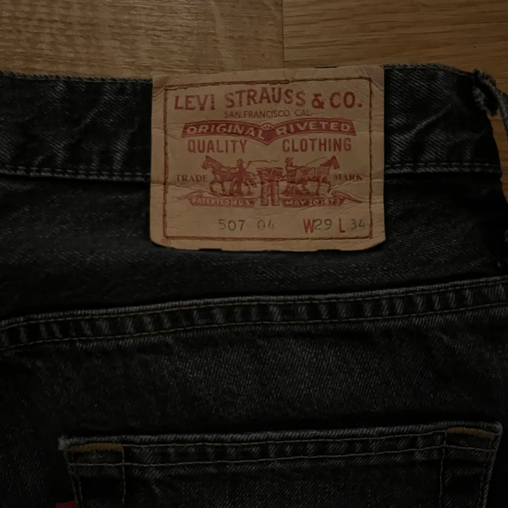 Levis jeans vintage  W 29men passar mig som vanligtvis har 27! Längd 34. Modell 507 Pris 350kr Köparen står för frakt☺️. Jeans & Byxor.