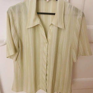 Vårig vintage topp  - Köpt i Berlin på vintage butik, härlig urtvättad mjuk gul färg 