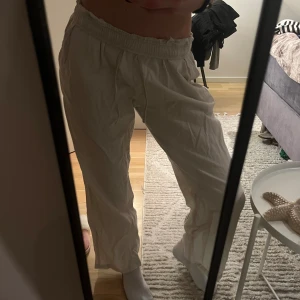 Linnebyxor 💞 - Beiga linnebyxor från madlady i storlek xs short. Har använt dom få gånger och jag säljer för att dom är för korta för mig. De är nervikta där uppe på bilderna för att jag tycker det är snyggast men man kan såklart ha dom vanligt med! ❤️