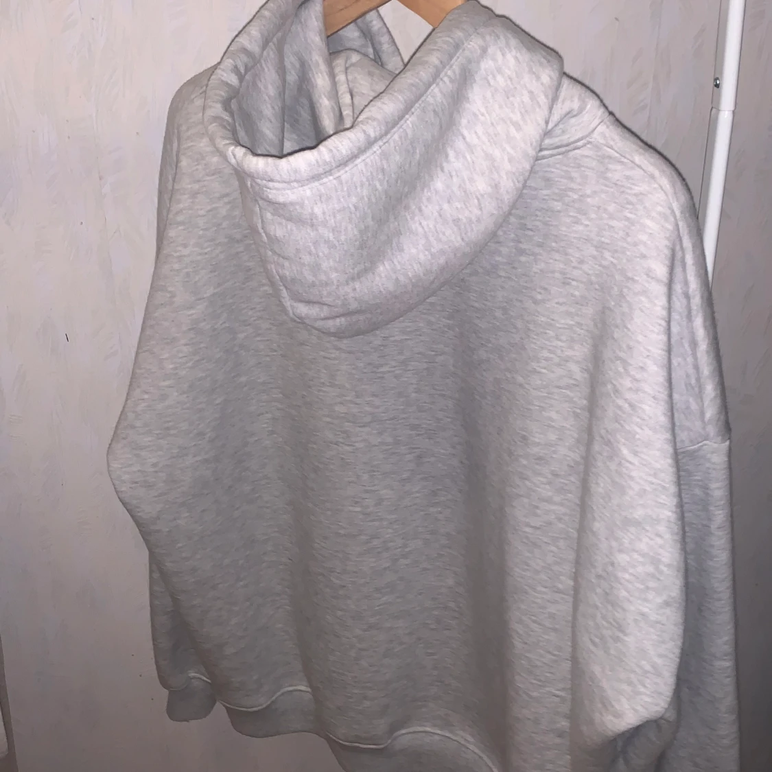 Grå huvtröja 