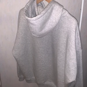 Grå huvtröja  - Huvtröja från Bikbok i nyskick. Aldrig använd!   Storlek xl men passar de flesta beroende på hur man vill att den ska sitta. 