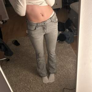 Gråa jeans från Gina Tricot som tyvärr har blivit för små. Har för mig att jag köpte dom sommaren 2022:) jätte snygga och enkla att styla 🥰