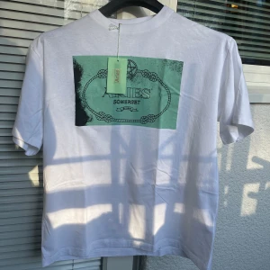 Aries Somerset Tee  - Köpt från SNS i Stockholm, oanvänd + prislappen finns kvar, 10/10 kondi, kan tänka mig gå ner i pris om d är rimligt + snabb affär 