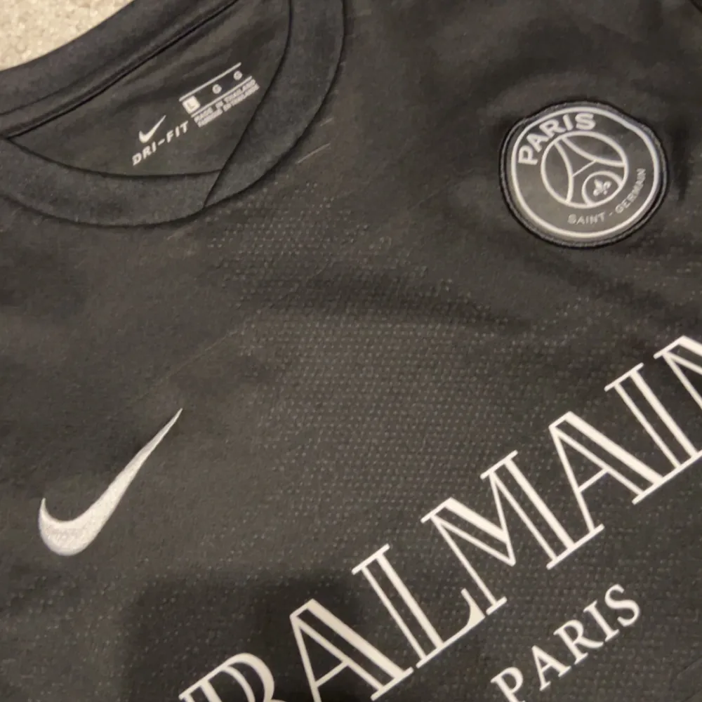 Nike balmain psg tröja i storlek L, använd ett fåtal gånger så nyskick . T-shirts.