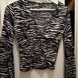 Blus - Blus från ginatricot, stl XS  Använd 1 gång så i nytt skick 