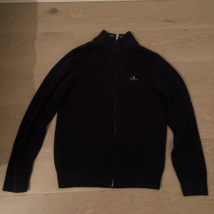 Gant-Zip - Skick 10/10🔥Ny pris 1500kr vårat 699kr✅👌Rekommender att köpa den om du är över 180cm. Hör av er vid frågor😁 