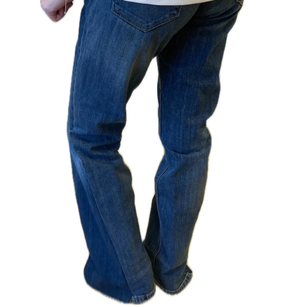 Low waist jeans med annan färgad bootcut. Storlek 34. Jeans & Byxor.
